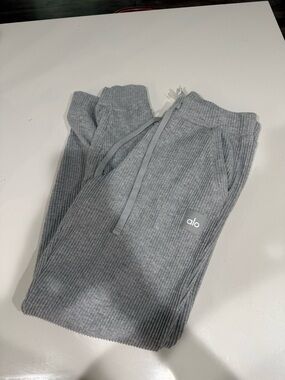 ALO Yoga women’s Ribbed Light Gray Joggers
